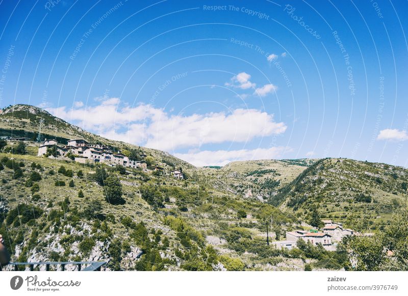 Landschaft in den Bergen, in Spanien. Ein sonniger Sommertag Katalonien ohne Menschen im Freien mittelgroß Textfreiraum Farbe horizontal Top Gesäß
