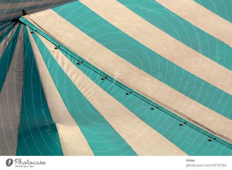 Streifen mit Knick und Beule zeltdach plane segeltuch streifen linien grün weiß öse schräg diagonal sonnig schatten markttag knick abdeckung schutz sicherheit