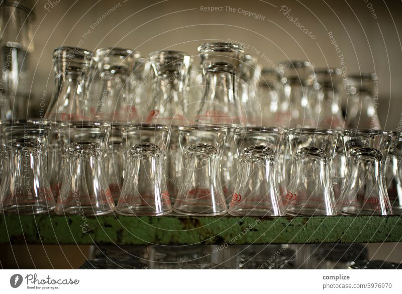 Schnapsgläser Bier Gläser Theke Kölsch kölschglas bar Kneipe regal gespült Gastronomie Glas sauber Pub alkohol ausschank Schnapsglas gestapelt