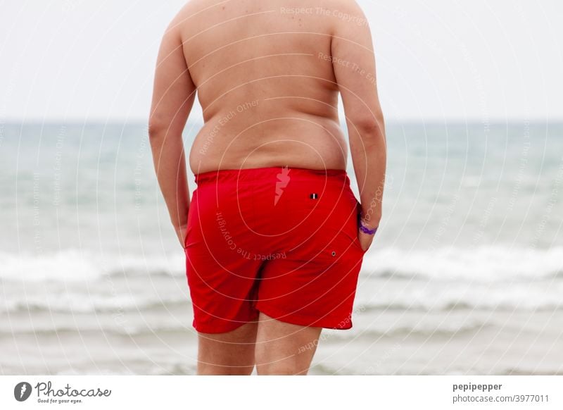 Baywatch – Übergewichtiger Mann am Strand Urlaub Dick Speck Speckrolle dick Meer Bauch Ferien & Urlaub & Reisen Fett Sommer Wasser Schwimmen & Baden Mensch