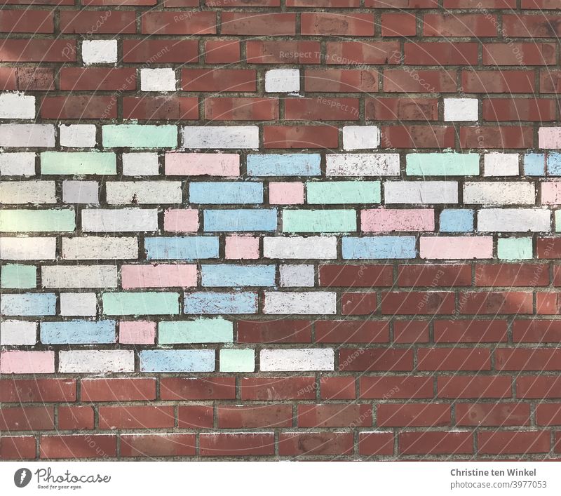 Backsteinfassade, mit Kreide bunt und sehr ordentlich angemalt Kreidefarben Malfarben Muster Außenaufnahme Strukturen & Formen abstrakt Wand Fassade Mauer