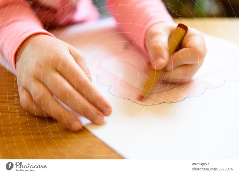 Jetzt aber schnell | ein Bildchen für Mutti Thementag eilig Zeichnung Kinderzeichnung Kinderbild Buntstifte zeichnen malen Kreativität kreativ Kinderhände