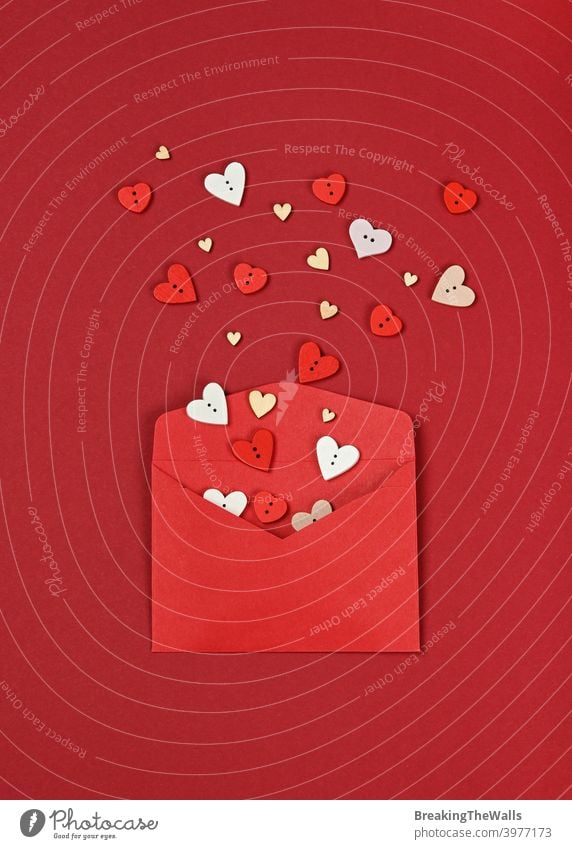 Weiße Herzen aus rotem Papier Umschlag Liebe Form hölzern Schaltfläche Kuvert kastanienbraun weiß Hintergrund Nahaufnahme Textfreiraum Feiertag festlich