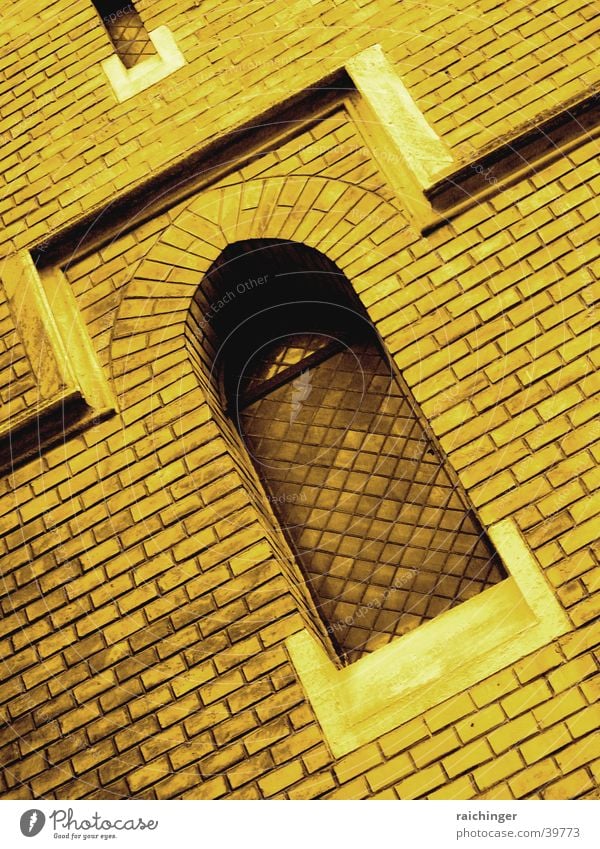 finsteres Fenster Kirchenfenster Gotik Bogen Mauer Backstein Gotteshäuser Religion & Glaube neugotisch Sepia Architektur
