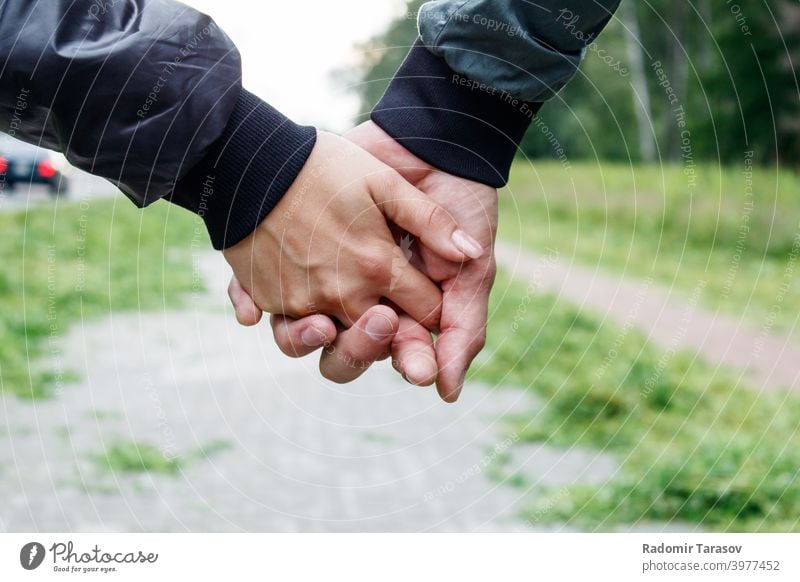 Frau mit einem Mann, der eine Hand hält Paar Liebe männlich Partnerschaft zwei Menschen jung romantisch Romantik Zusammengehörigkeitsgefühl Zusammensein Freund