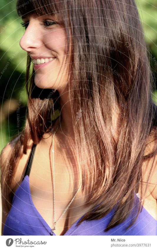 junge Frau steht im Sonnenlicht langhaarig natürlich weiblich genießen genießend sommerlich Zufriedenheit Porträt Sonnenbad Junge Frau Urlaub Wärme