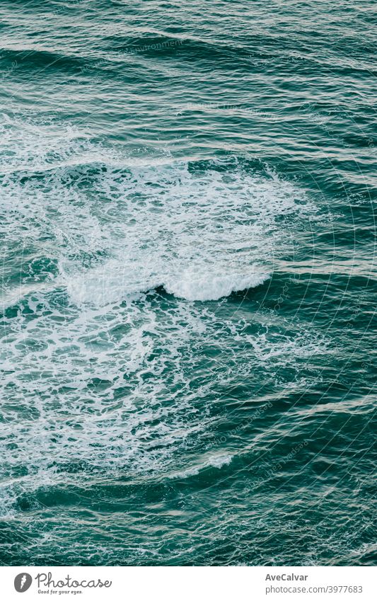 Luftaufnahme des Ozeans mit den Wellen und Felsen während eines hellen Tages, entspannende Szene auf Blautönen Ozeane Kopierbereich Meditation Ruhe Texturen