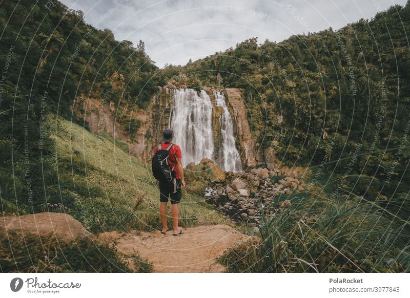 #AS# Wasserfallliebe Wanderer mächtig Außenaufnahme Tag Wald Landschaft grün überwältigt lebendig anders Abenteuer naturbelassen Rucksack Tourismus Reisender