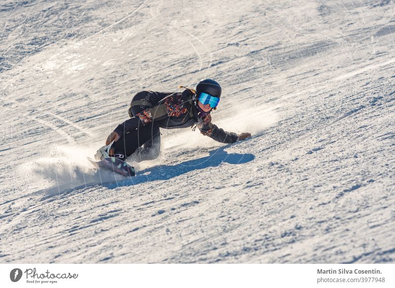 Junge Frau Snowboarderin in Bewegung auf Snowboard in den Bergen Sport aktiv Aktivität Adrenalin Abenteuer alpin Alpen bei Rücken Holzplatte Wahl auserwählend