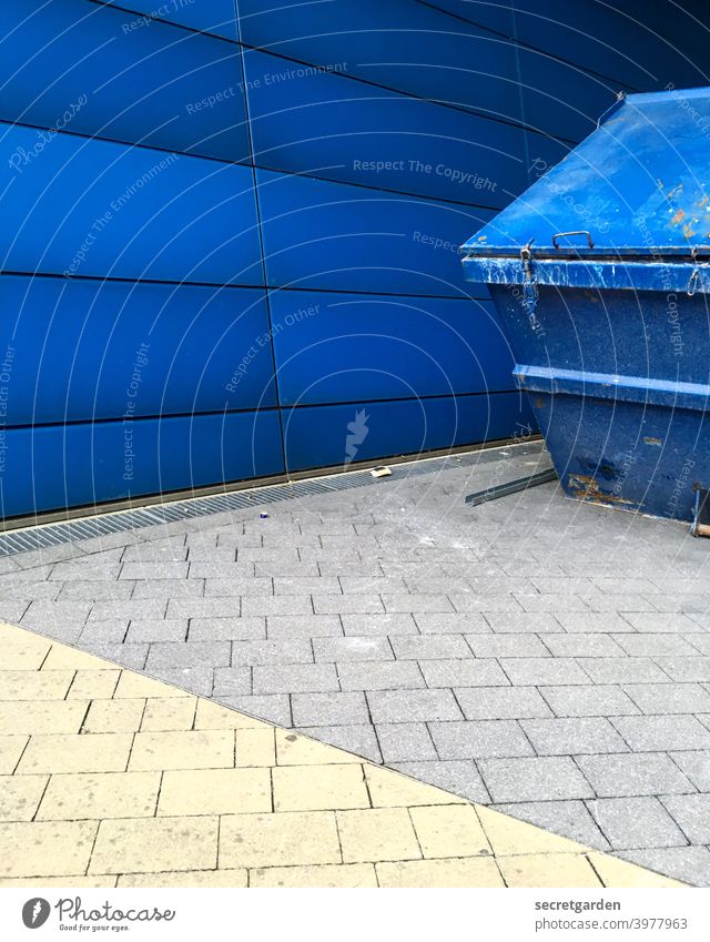 Blaue Stunde Container Wand Fassade Fassadenverkleidung Pflastersteine blau Müll Abfall Recycling Umwelt ökologisch Umweltschutz sammelnd Entsorgung