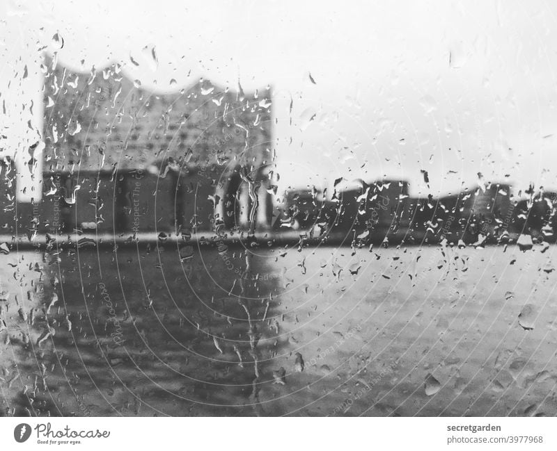 Schemenhaft erkennt man die.... Elbphilharmonie Hamburg Hamburger Hafen Tourismus reise Hafenstadt Sehenswürdigkeit Wahrzeichen Bauwerk Gebäude außergewöhnlich