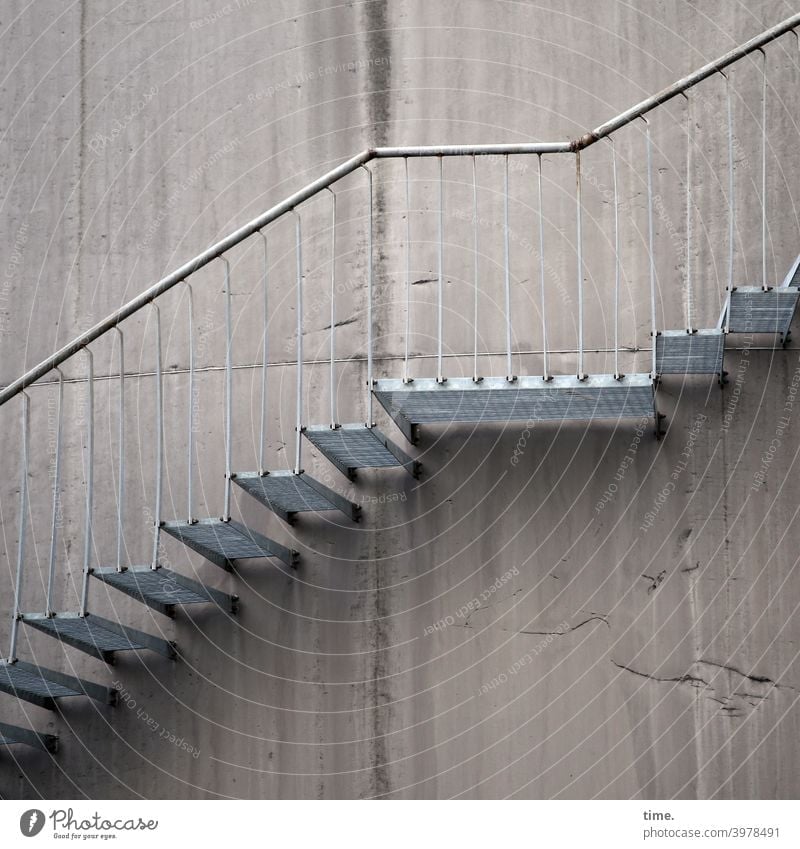 _/- treppe wand beton aufwärts stahltreppe stufen eisen geländer treppengeländer handlauf treppenabsatz rost architektur bauwerk außentreppe