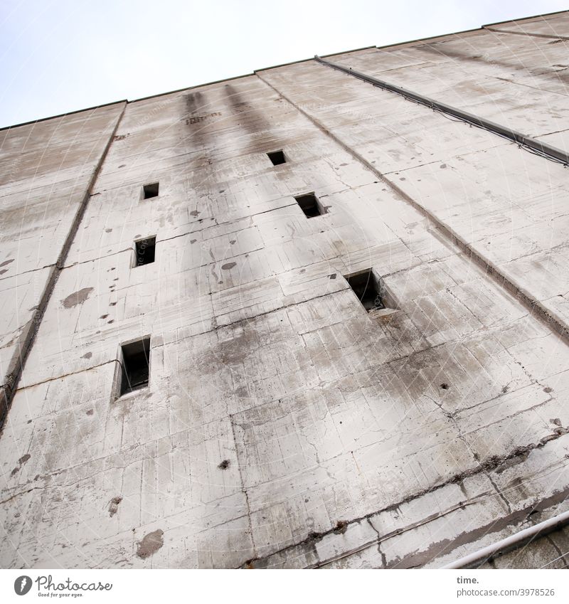 Sicherungskasten (2) wand bunker beton hoch architektur mauer fenster luken linien fugen himmel stark mächtig sicherheit schutz angst kraft gewaltig bedrohlich