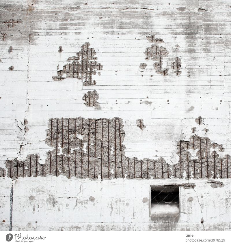 Futterklappe mauer wand stahlmatte rutsche beschädigt trashig kaputt lost places beton bröckeln alt historisch loch rätsel geheimnisvoll