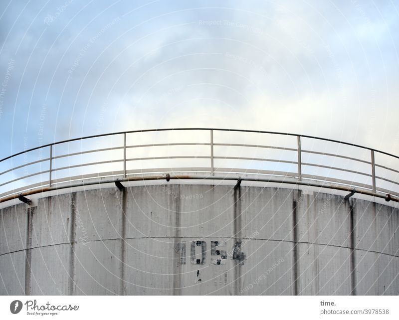 Geschichten vom Zaun (94) silo beton geländer himmel wolken stein architektur zahl 1054 verwaschen witterung behälter rätsel geheimnisvoll lager industrieanlage