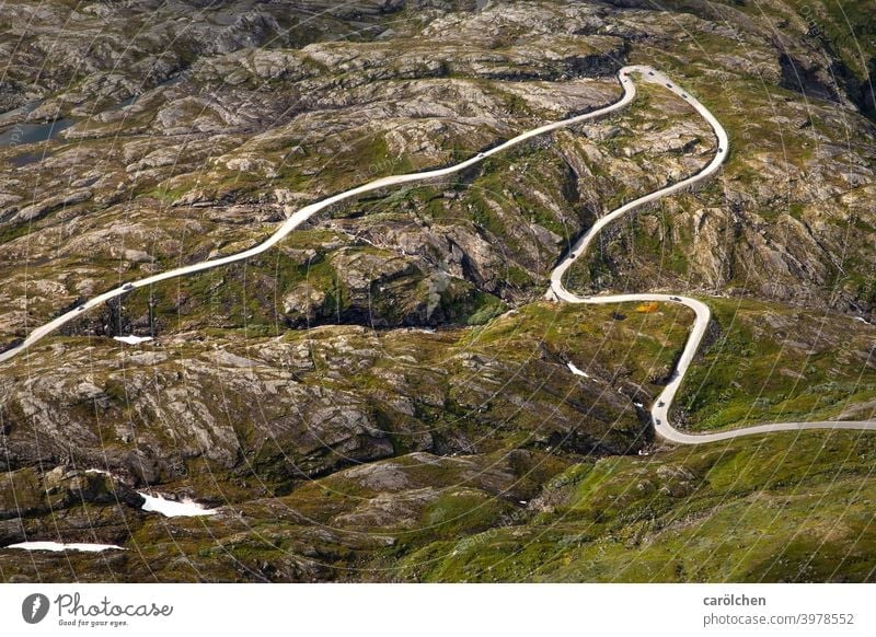 Straße durch felsige Landschaft in Norwegen Straßenverkehr Bergstraße Fjell alpin Berge u. Gebirge Verkehrswege kurvenreich Kurven Kehre Felsen