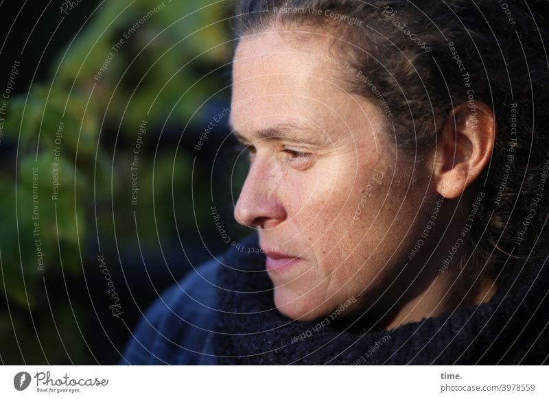 Lichtmai frau profil hell gesicht portrait sonnig ernst konzentration dunkelblond blick nachdenklich