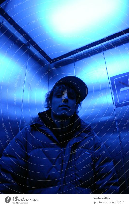 Man in Blue Mann Porträt Stil Lifestyle Licht blau