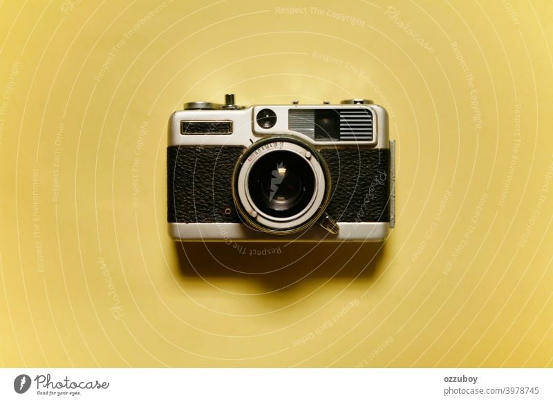 Vorderansicht einer analogen Vintage-Fotokamera isoliert auf gelbem Hintergrund alt Gerät Filmmaterial Linse Antiquität klassisch Fotografie retro altehrwürdig