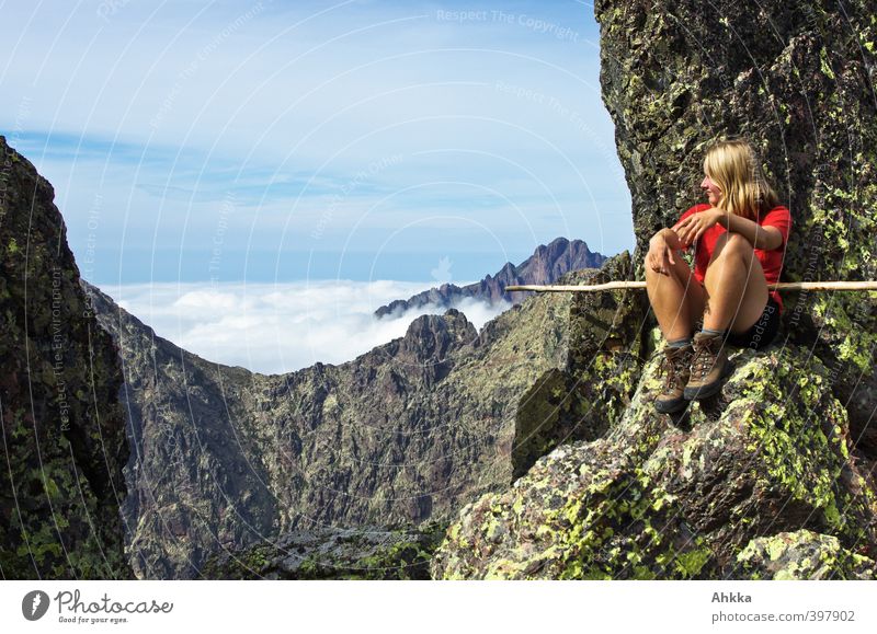 Mutige junge Frau auf einem Gipfel in Korsika harmonisch Zufriedenheit Erholung ruhig Abenteuer Ferne Freiheit wandern Junge Frau Jugendliche Leben 1 Mensch