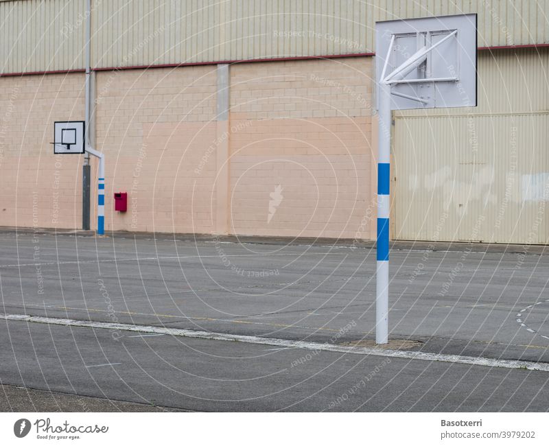 Blick auf Basketball-Spielfeld aus Beton und Asphalt. Schulhof in Vitoria, Baskenland, Spanien hart grau Schule niemand Menschenleer Außenaufnahme Sport Spielen