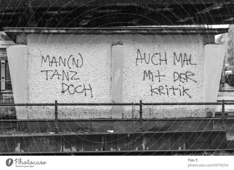 Berlin Pankow ... ein Graffiti Text Tagger Schwarzweißfoto Schönhauser Allee Kritik Tanzen Außenaufnahme Altstadt Stadt Gebäude Altbau Hauptstadt Stadtzentrum