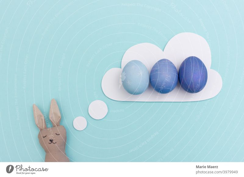 Osterhase träumt von blau gefärbten Ostereiern Hase Design träumen träumend Ostern Ei Eier Spaß lustig Glück Feiertag Humor Einladung planen schlafen müde