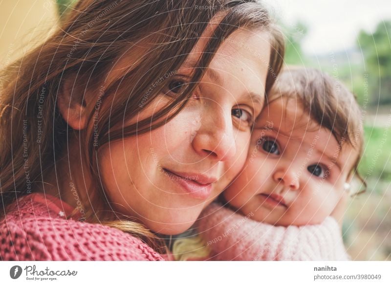 Junge Mutter umarmt ihr Baby Mama Familie Mutterschaft Fröhlichkeit Elternschaft Liebe Lifestyle Familienzeit Zeit Leben Umarmung umarmend Pflege lieblich