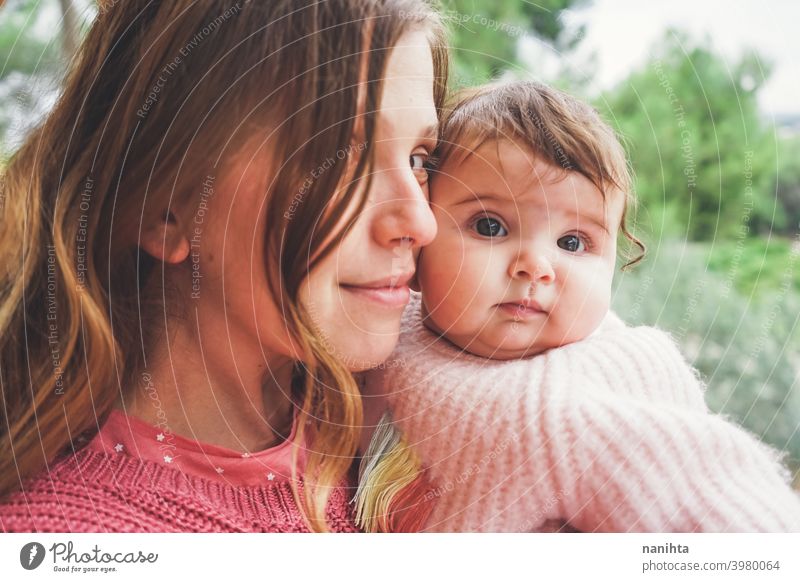 Junge Mutter umarmt ihr Baby Mama Familie Mutterschaft Fröhlichkeit Elternschaft Liebe Lifestyle Familienzeit Zeit Leben Umarmung umarmend Pflege lieblich