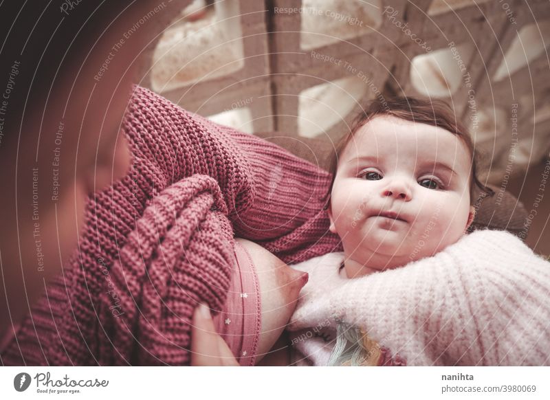 Junge Frau, die ihr Baby stillt Stillen Mama Mutterschaft Familie Exklusivität Kindheit neugeboren rosa warm gemütlich natürlich wirklich Leben realistisch