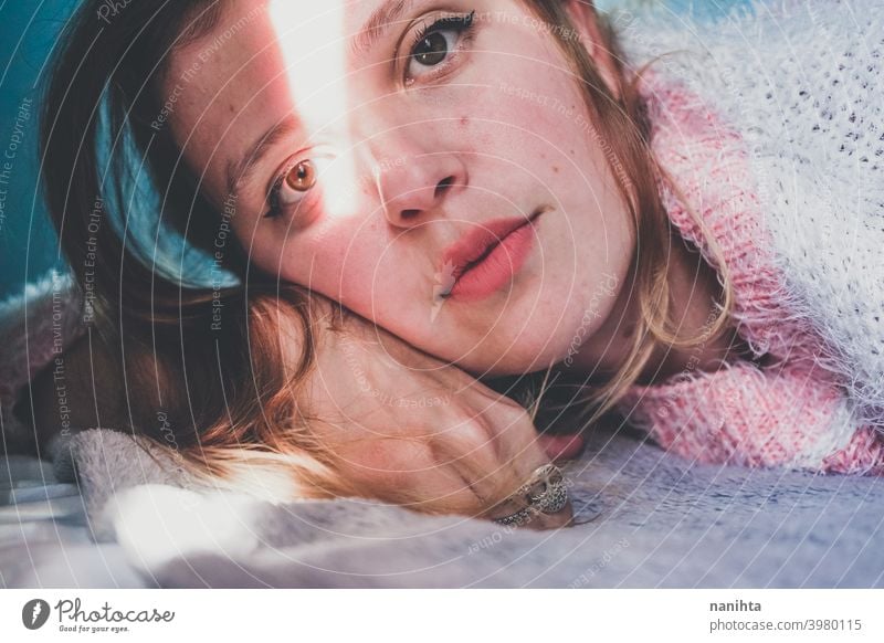 Porträt einer jungen Frau, deren Gesicht von der Sonne gekreuzt wird Licht Schönheit hübsch künstlerisch Glanz Schatten natürlich sonnig Schattenspiel Kunst