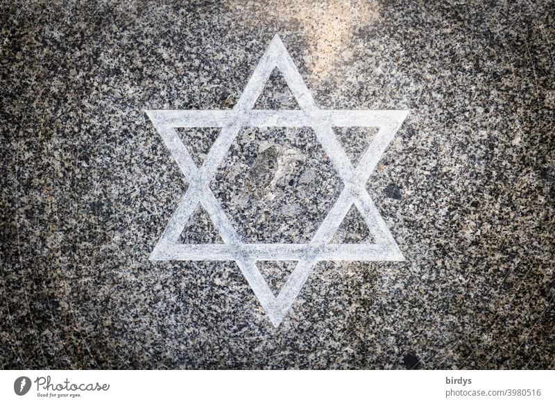Davidstern auf einer Granitsteinplatte. Judentum , Hexagramm-Symbol mit religiöser Bedeutung.Zentralperspektive Religion & Glaube jüdischer Glaube Granittafel