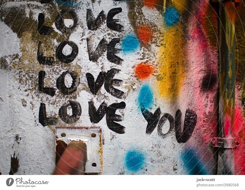 Schriftzeichen und Farben der Liebe Straßenkunst Subkultur Wand Wort Verliebtheit Leidenschaft Kreativität Liebeserklärung Englisch Zahn der Zeit Regenrohr