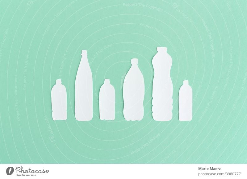 Plastikflaschen-Silhouetten | Papier-Illustration von PET-Flaschen in verschiedenen Formen in einer Reihe Grafik u. Illustration Recycling Kunststoff