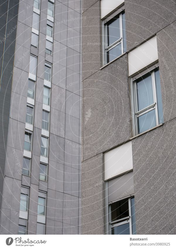 Detailansicht einer modernen Plattenbausiedlung Wohnblock grau Beton Betonplatte alt trist trostlos kalt unmenschlich niemand Menschenleer billig Fassade