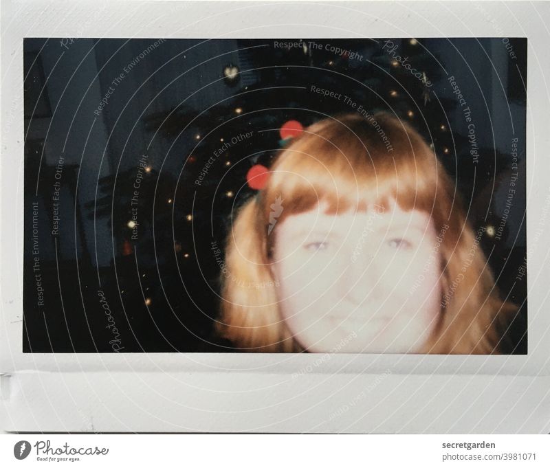 Besser überbelichtet als unterbelichtet. test Testfoto Belichtungsfehler Überbelichtung analog Polaroid Weihnachten & Advent Feiern Freude rothaarig Frau
