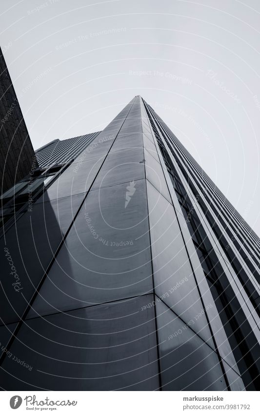 Modernes Büro-Bankgebäude-Wolkenkratzer Frankfurt am Main Stil Architektur Gebäude Großstadt Fassadenverkleidung Design Revier Saum Gesicht Finanzen fließen