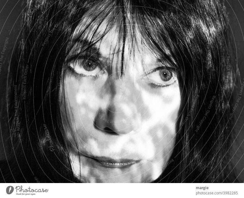 Das Gesicht einer Frau mit Schatten Augen Mund Kopf Mensch Porträt Nase feminin Junge Frau Erwachsene Lippen Schwarzweißfoto Frauengesicht Blick Haare Portrait
