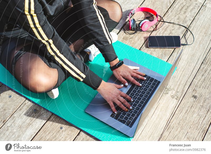 Fitness Lebensstil. Mädchen ist an einem Laptop Video Fitness-Lektion beobachten. Ansicht von oben Tagung passen Gesundheit im Innenbereich Lifestyle online