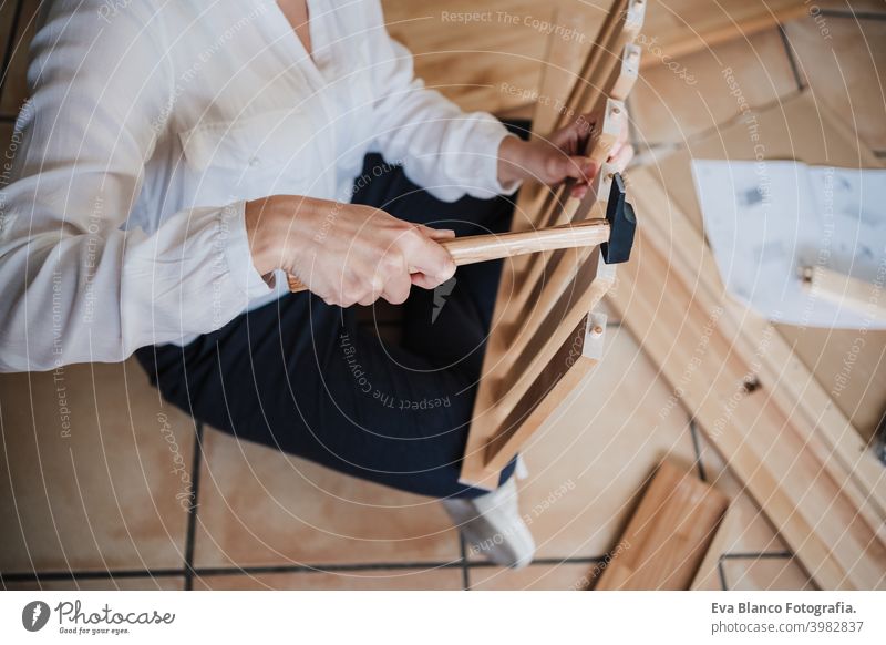 Nahaufnahme von jungen Frau Montage von Möbeln zu Hause arbeiten mit Hammer. DIY-Konzept es selbst machen diy Zusammenbau heimwärts Kaukasier im Innenbereich