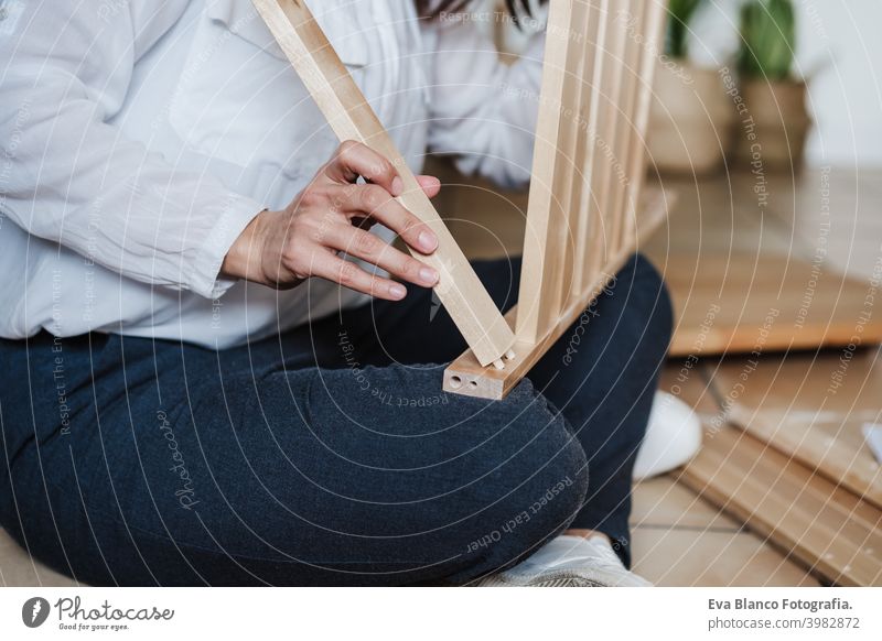 Nahaufnahme einer jungen Frau beim Zusammenbau von Möbeln. DIY-Konzept es selbst machen diy heimwärts Haus Kaukasier im Innenbereich arbeiten Renovierung