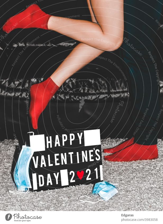 Valentinstag 2021, Paar küssen ohne Masken Frohen Valentinstag Heiliger Valentin Holzplatte Text Wort Brief Coronavirus Mundschutz Maske aus Liebe verliebt