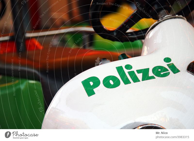 Polizeiwagencabrio Sicherheit weiß grün Lenkrad Kindheit Spielzeug Spielzeugauto Bobbycar fahrvergnügen Karussell Schriftzeichen Jahrmarkt Kinderkarussell