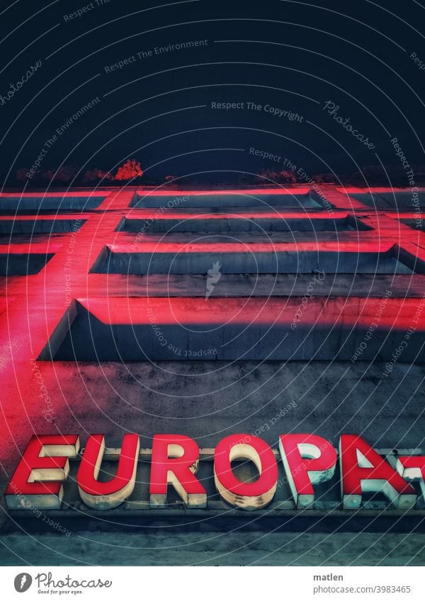 Europa Nacht Beleuchtung Parkhaus Grau Rot dunkel Menschenleer Außenaufnahme Leuchtschrift Beton