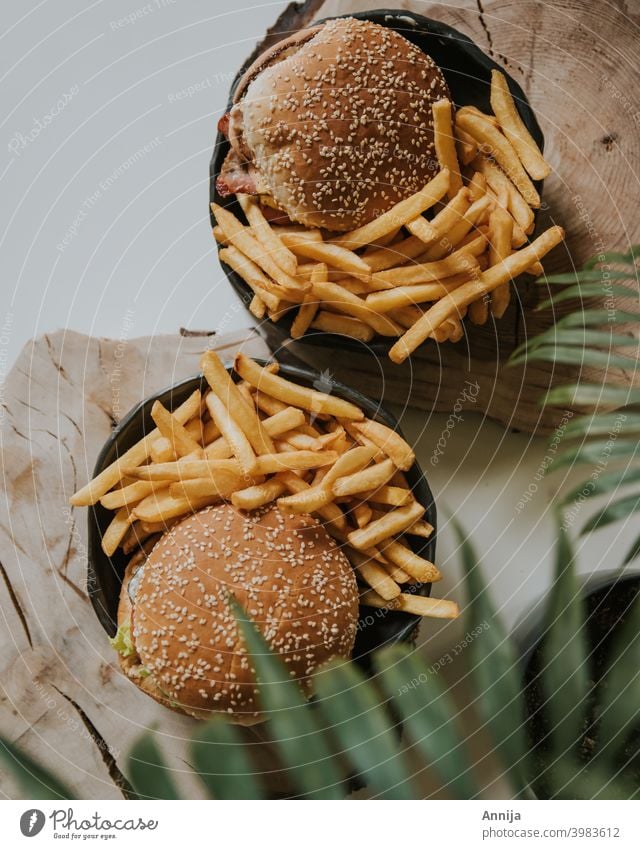 Burger und Pommes frites hausgemacht Fries Fastfood Teller Abendessen Mittagessen lecker Appetit & Hunger Essen