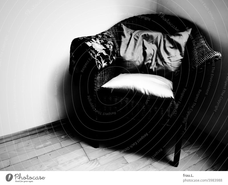 Ein Korbsessel in seiner Zimmerecke Sessel Stuhl Möbel Tag Wohnung Kissen Schlafzimmer Tuch Stola