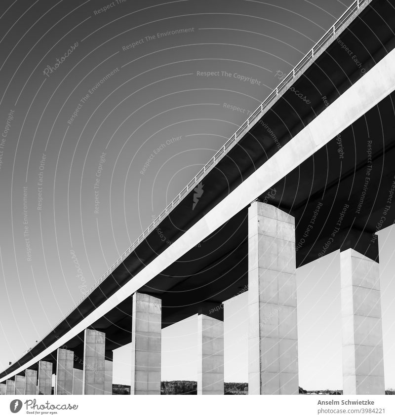 Autobahnbrücke Brücke reisen Verkehr Perspektive Beton Architektur Großstadt Anschluss hoch Fassade Konstruktion Design abstrakt groß urban Hintergrund