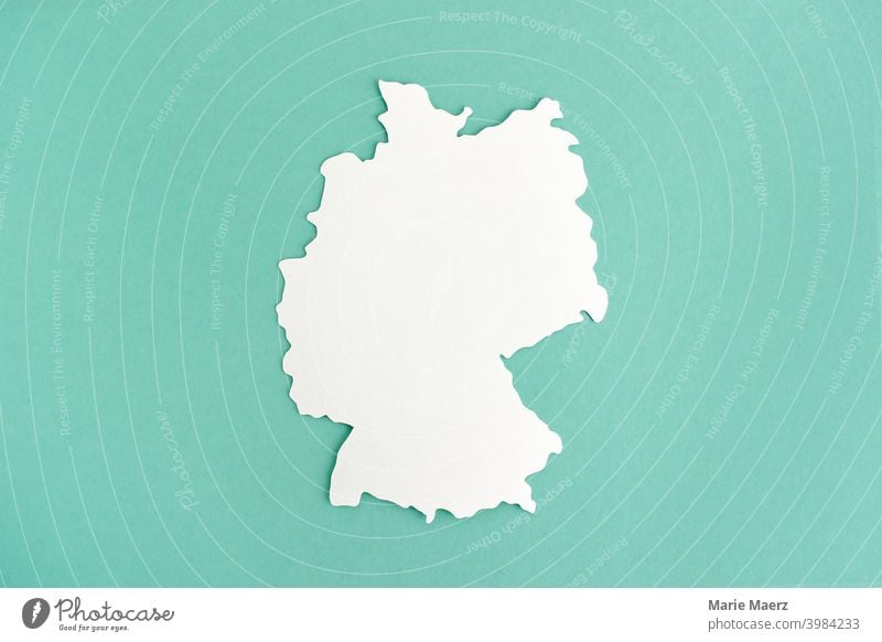 Deutschland-Karte | Silhouette aus weißem Papier Landkarte Menschenleer Umriss Grafik u. Illustration Papierschnitt Hintergrund neutral minimalistisch abstrakt