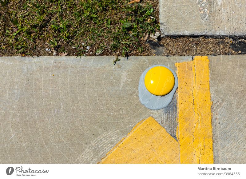 Das verlorene Ei - gelbe Straßenmarkierungen Hintergrund Rollfeld Verkehr abstrakt schwarz Textur Oberfläche Farbe urban Fahrspur Design Großstadt Boden