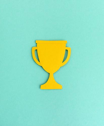 Pokal Silhouette aus Papier Auszeichnung Gewinner Sieger Papierschnitt Grafik u. Illustration minimalistisch abstrakt Hintergrund neutral Design Erfolg Stärke